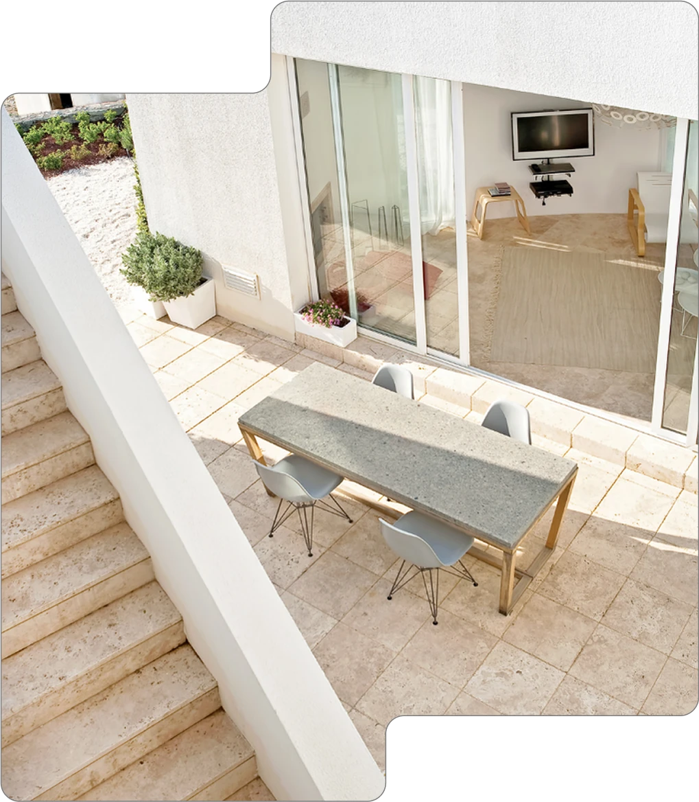 Terrasse mit modernen Möbeln